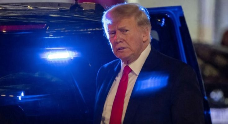 Secret Service agents outside Mar-a-Lago