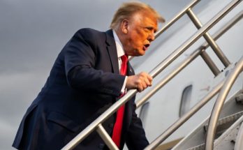 Trump boarding Air Force One amid fall rumors